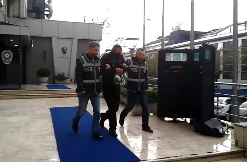Yolda Bulduğu Kimlik Ve Ehliyet İle Dolandırmadığı Kalmadı