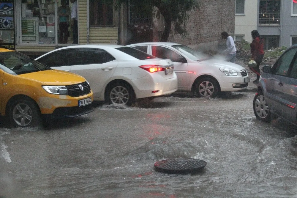 Yollar Nehre Döndü, Kanalizasyon Kapakları Yerinden Çıktı