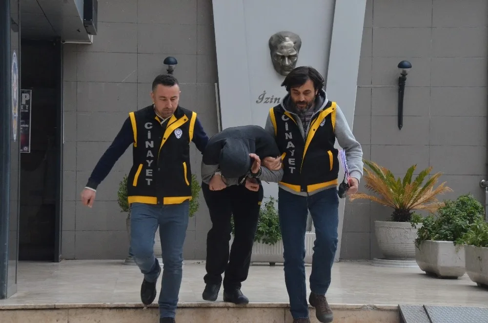 Yüksek Sesle Konuşan Arkadaşını 4 Yerinden Bıçakladı