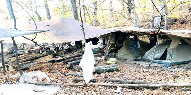 KAÇAK KAZI YAPARKEN JANDARMAYA YAKALANDILAR