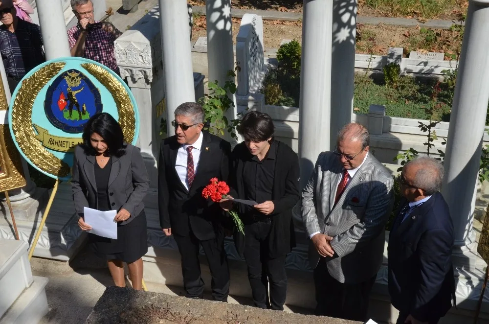 Zeki Müren Ölümünün 21. Yılında Mezarı Başında Şarkılarla Anıldı