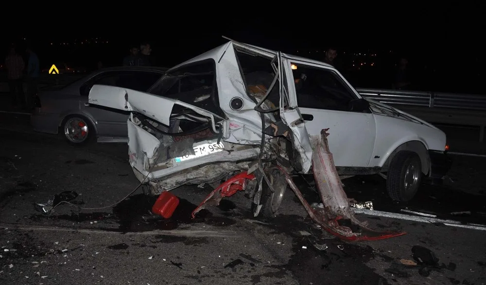 Zincirleme Kazada Otomobil Hurdaya Döndü: 1 Yaralı