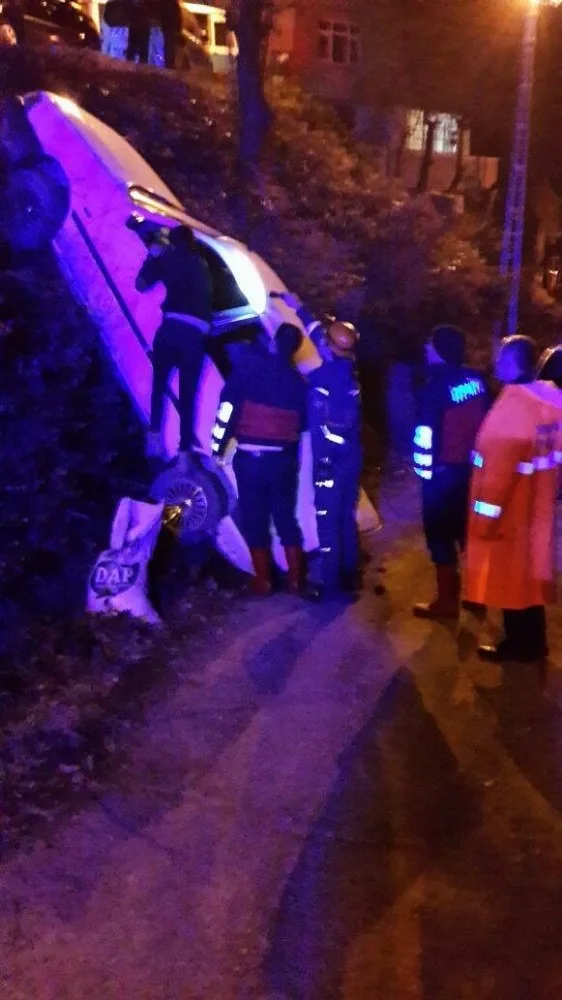 Zonguldakta Otomobil Şarampole Yuvarlandı; 3 Yaralı
