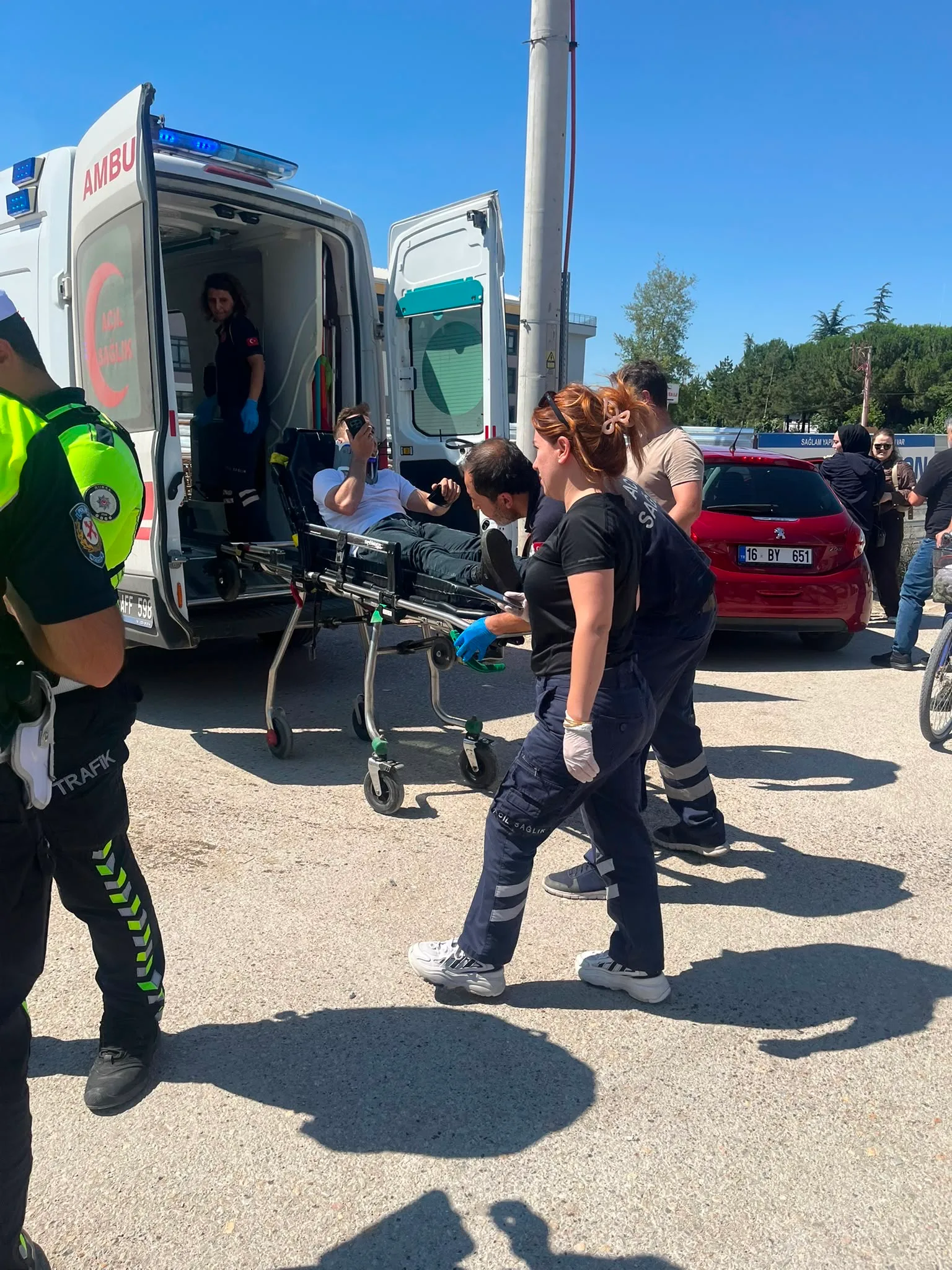 Motosiklet ve Otomobil Çarpıştı: Otomobil Direğe Vurarak Durdu