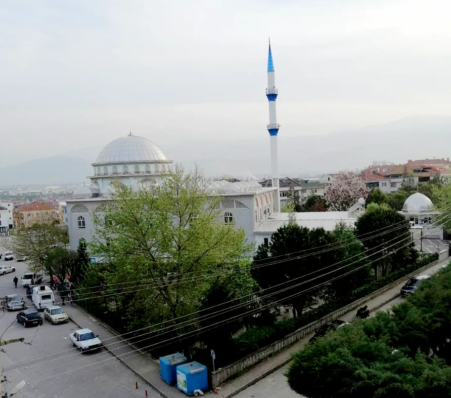 Önce camide nöbet geçirdi, sonra cemaati tokatlamaya başladı