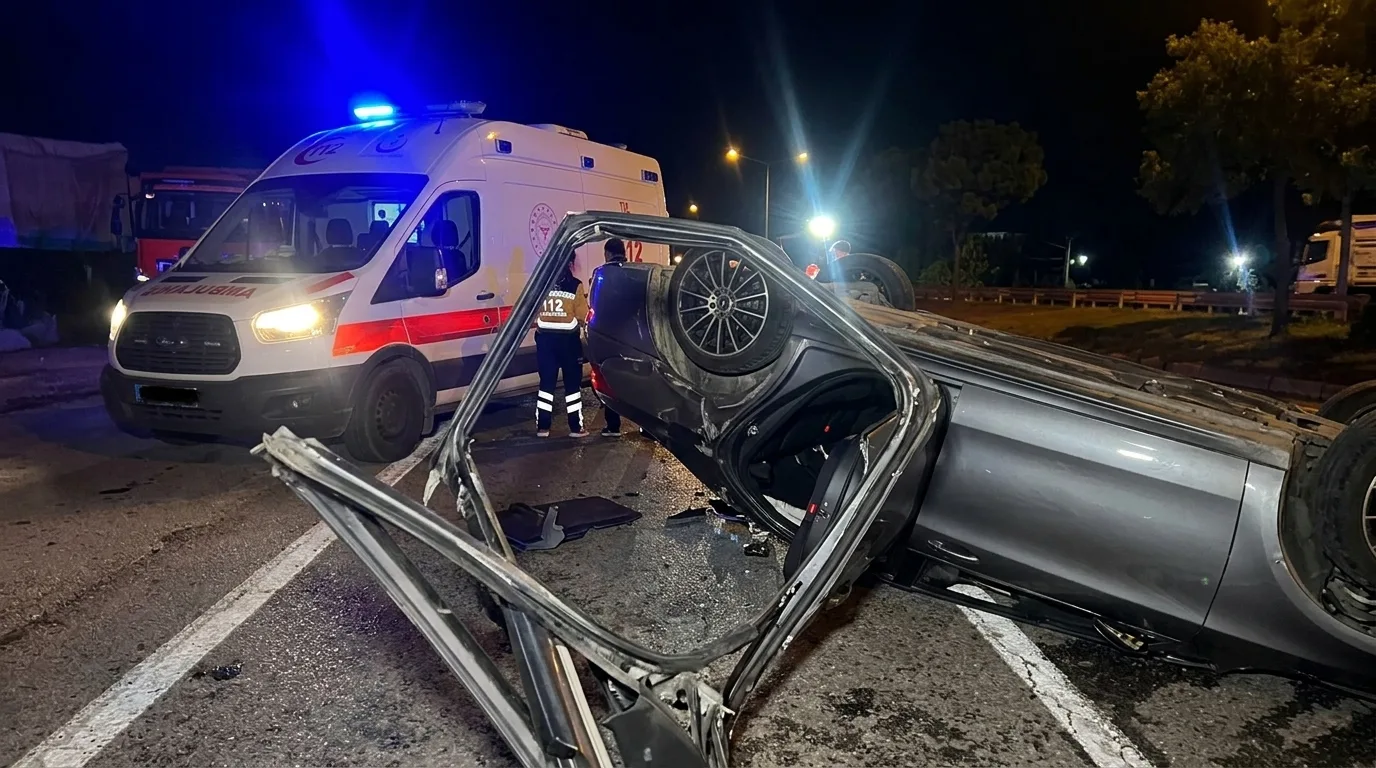 Kamyonete çarpan otomobil takla attı: 3 yaralı