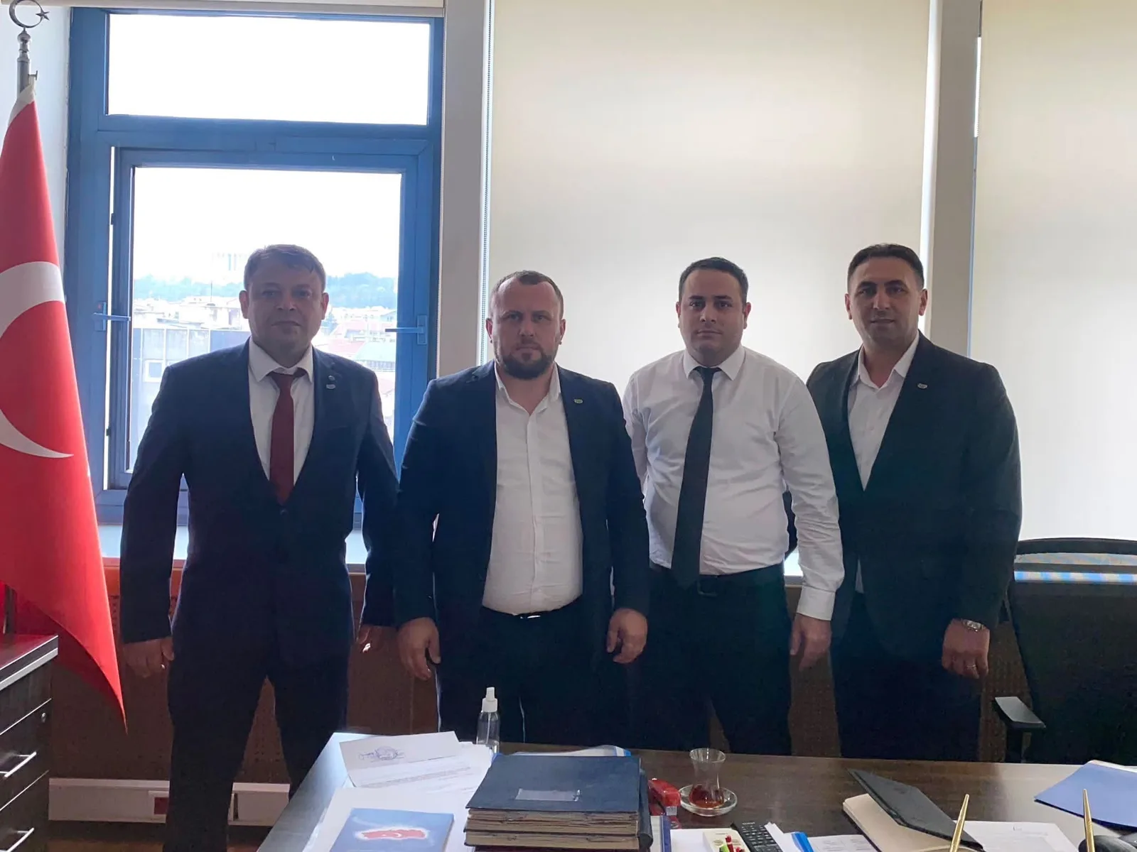 İTSO heyeti, Türk bayrağı önünde ulaştırma sektörünün sorunlarını görüşmek üzere bir araya geldi.