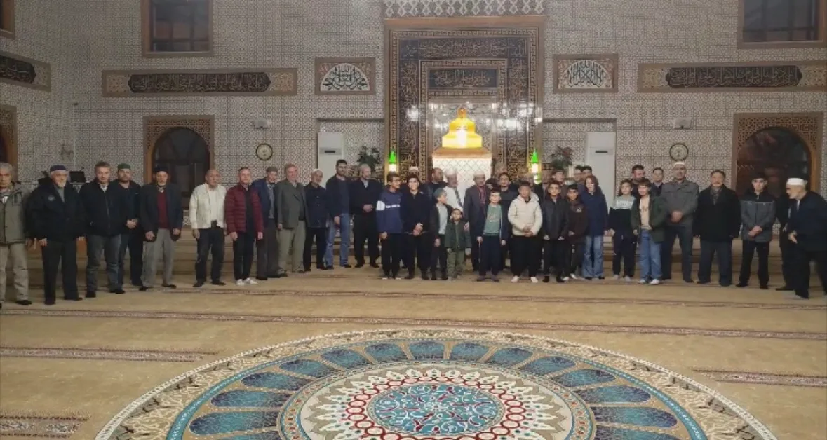 İnegöl’de gençler ve veliler yatsı namazı programında buluştu