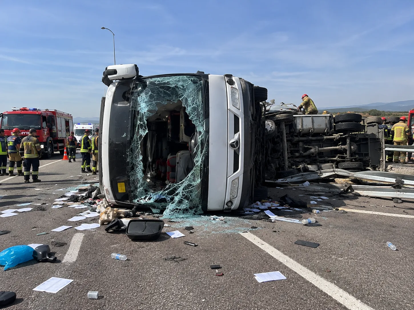 Otobüsü çekici ile çarpıştı: 11 ölü, 27 yaralı