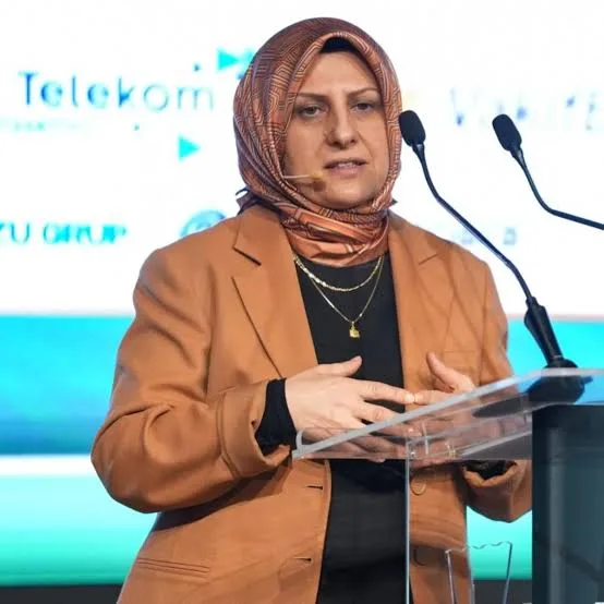 Fatma Betül Sayan Kaya'nın koltuğuna oturdu! İlk sözleri dikkat çekti