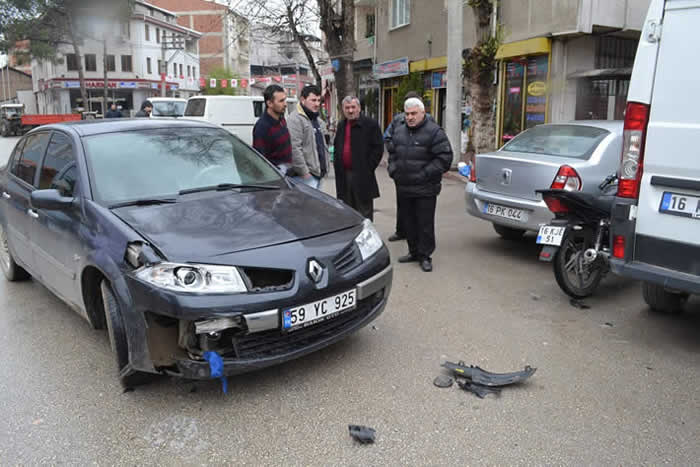 Motosiklet ve otomobilin karıştığı kazada bir kişi yaralandı
