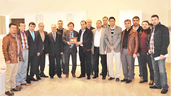 Genç girişimciye teşekkür plaketi