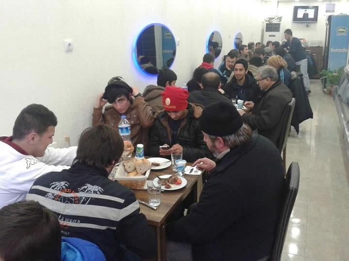 Farklı galibiyete yemekli kutlama