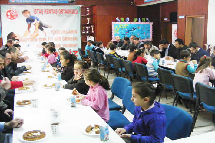 Simitlerini babalarıyla paylaştılar