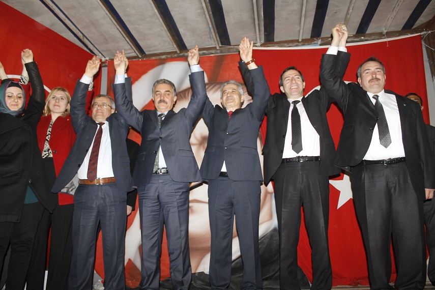 “İki eliniz kanda da olsa oy kullanın!”