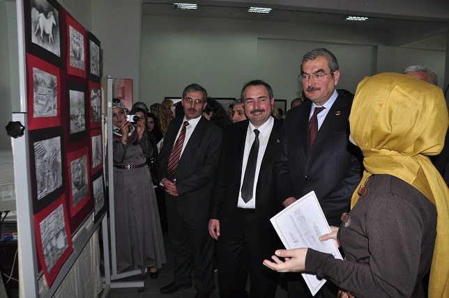 Bu sefer velilerin resimlerini sergilendi