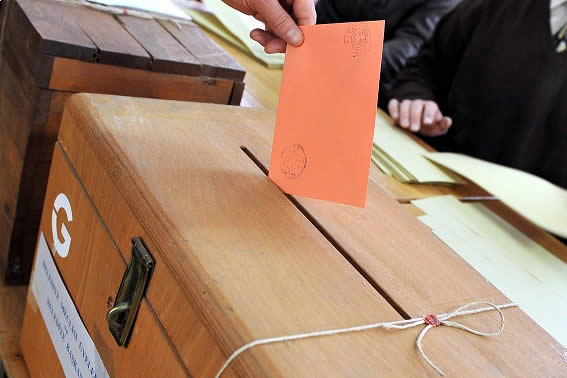 Sandıkta 3 farklı renkte zarf olacak