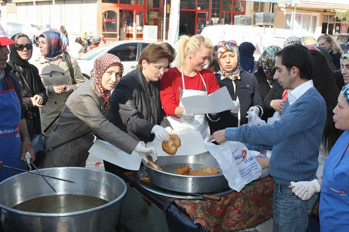 MHP’li bayanlar nevruzu pişi dağıtarak kutladı