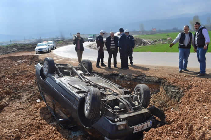 Tarlaya Devrilen Araçtan Yaralanmadan Çıktılar
