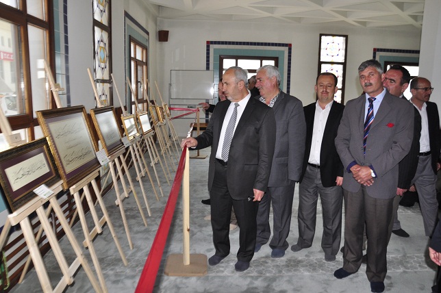 Hüsnü hat eserleri Konukoğlu caminde