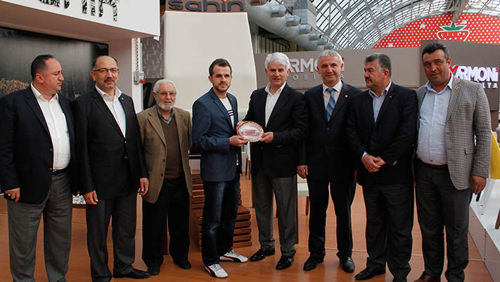 Şahin’den, Şahin’e plaket