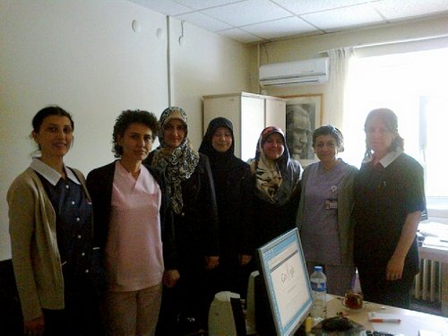 Saadetli hanımlardan ebelere sürpriz kutlama