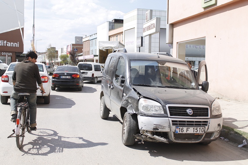 Kornadan korkunca kaza yaptılar