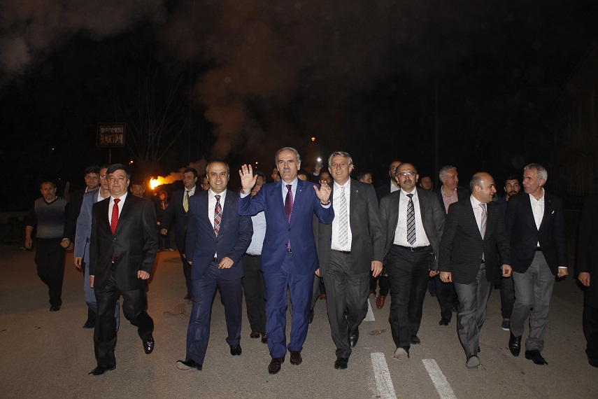 Seçimlere meşaleler damgasını vurgu