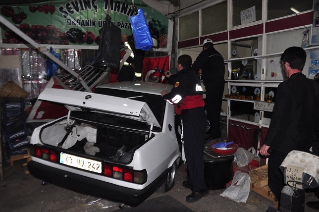 Hızını alamayıp dükkâna girdi