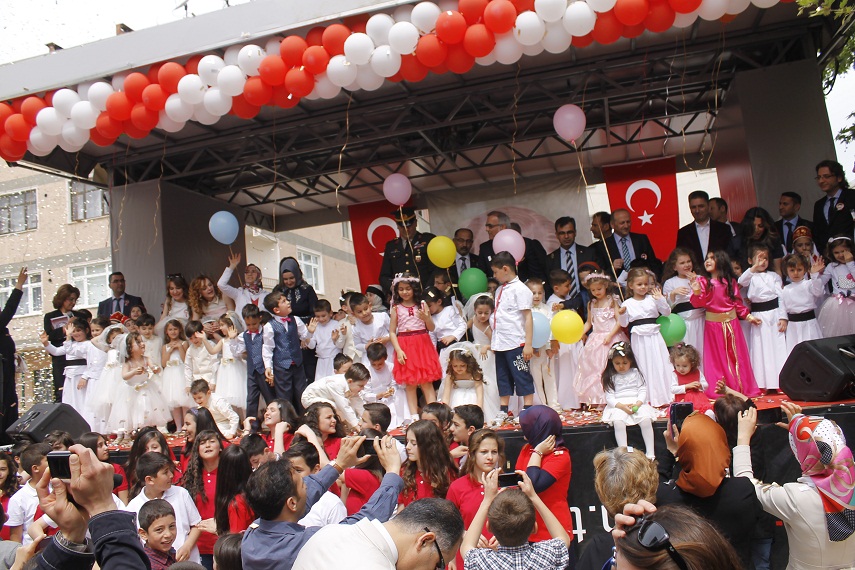 Neşe doldu çocuklar