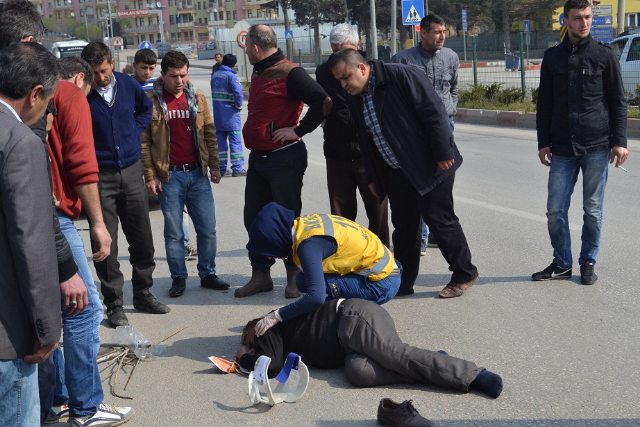 Karşıdan karşıya geçemediler