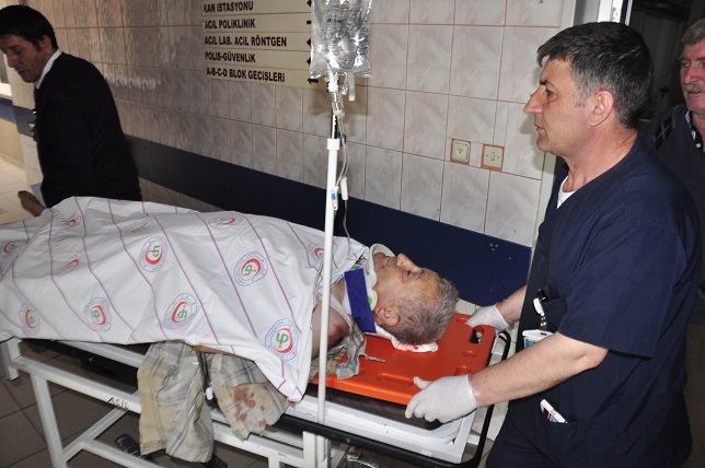 Traktör çamurluğundan düşüp yaralandı