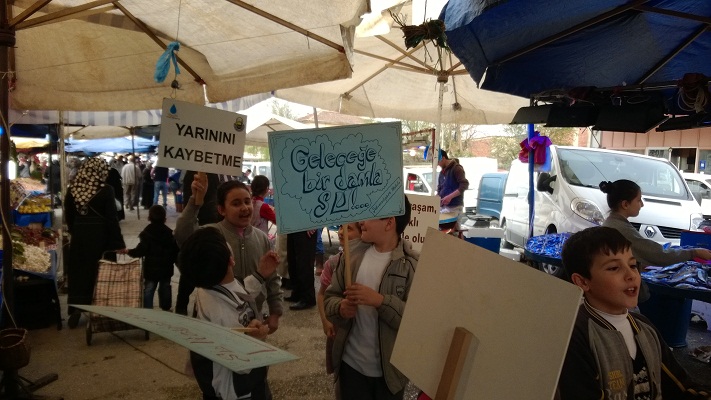 Suyun önemine pazarda dikkat çektiler