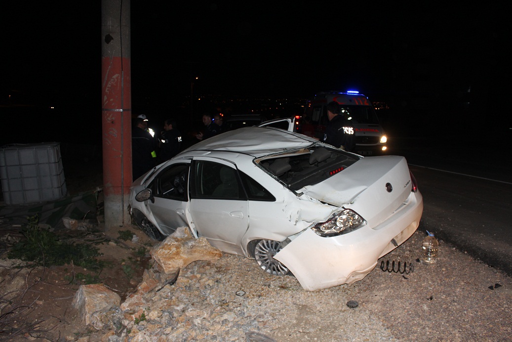 Takla atıp direğe çarptı