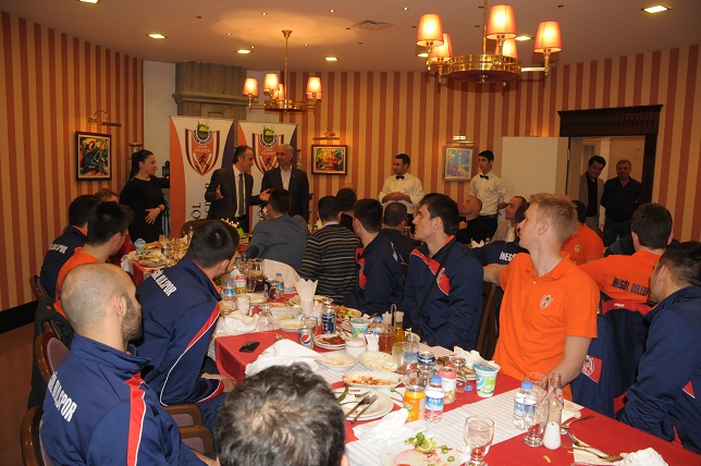 Aktaş’tan Belediyespor’a moral yemeği