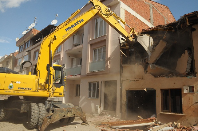 Metruk bina yıkıldı