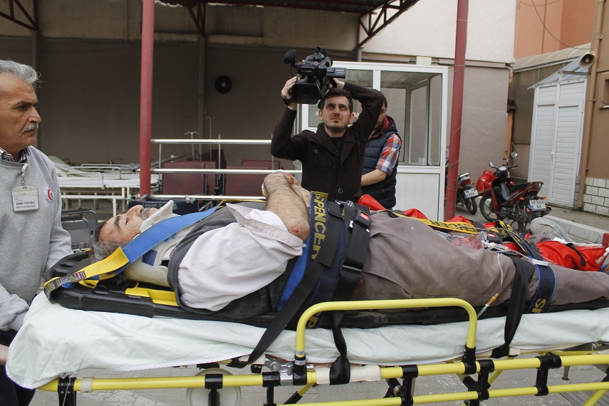 İnşaat kalıplarını sökerken aşağıya düştü