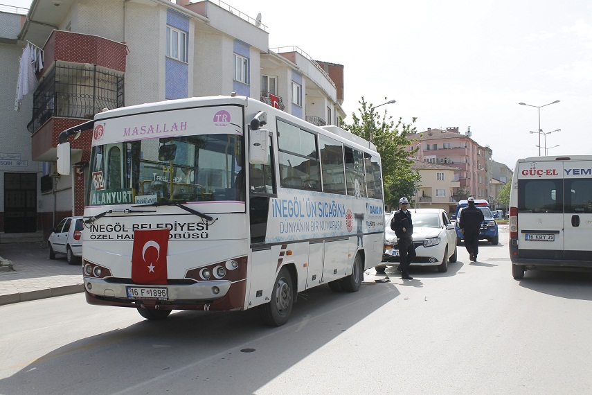 Yola fırlayınca halk otobüsü çarptı