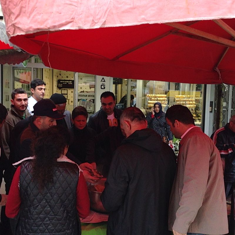 Sultan Döviz’den helvalı kutlama