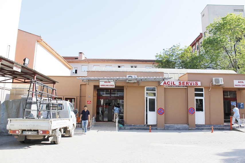 Çocuk gelin acil servis önünde doğum yaptı