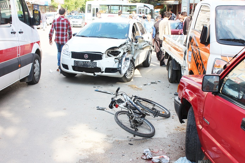 Kamyonete çarparak durabildi