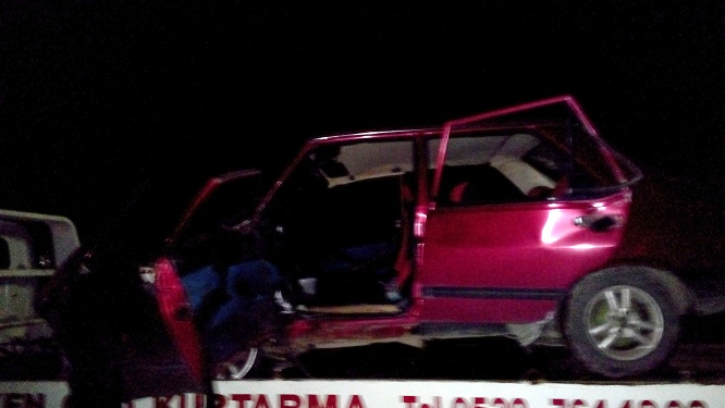 Kerestelere çarpıp takla attı