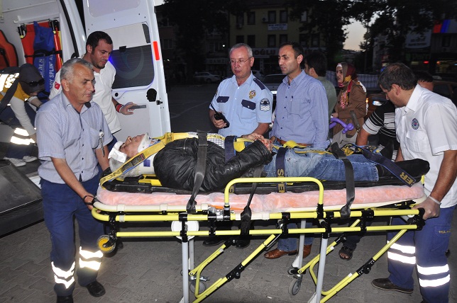 Duramayınca öndeki arabaya çarptı