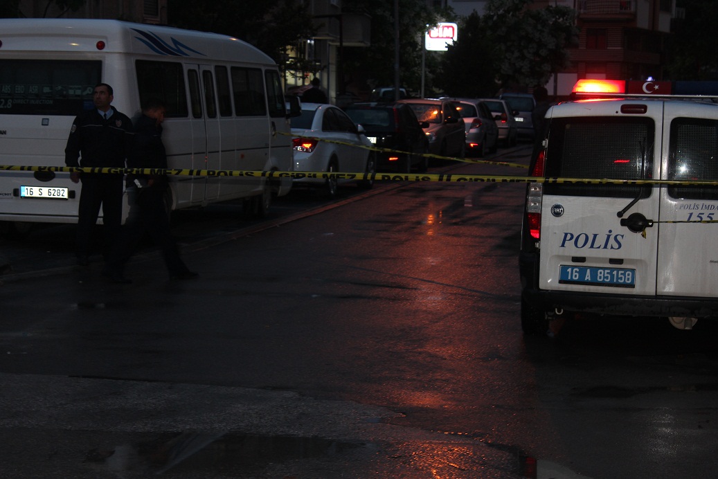 Kavgada kendi silahıyla vuruldu