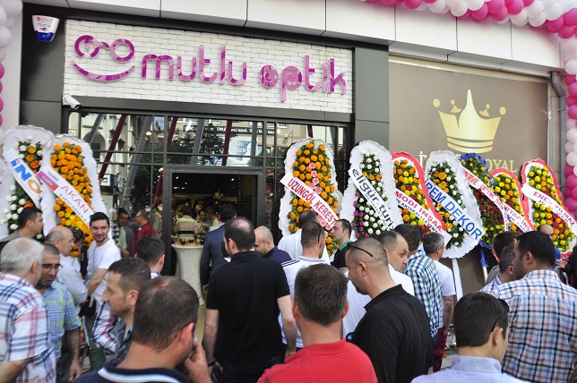 Mutlu Optik yenilenen yüzüyle yeni yerinde