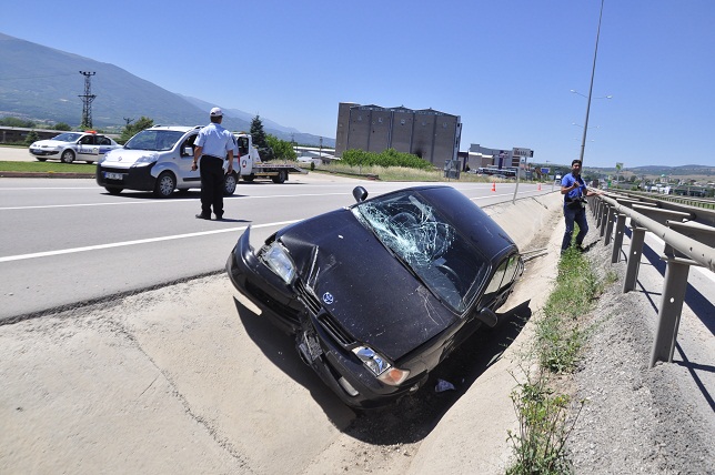 Su kanalına düşen araç kullanılmaz hale geldi
