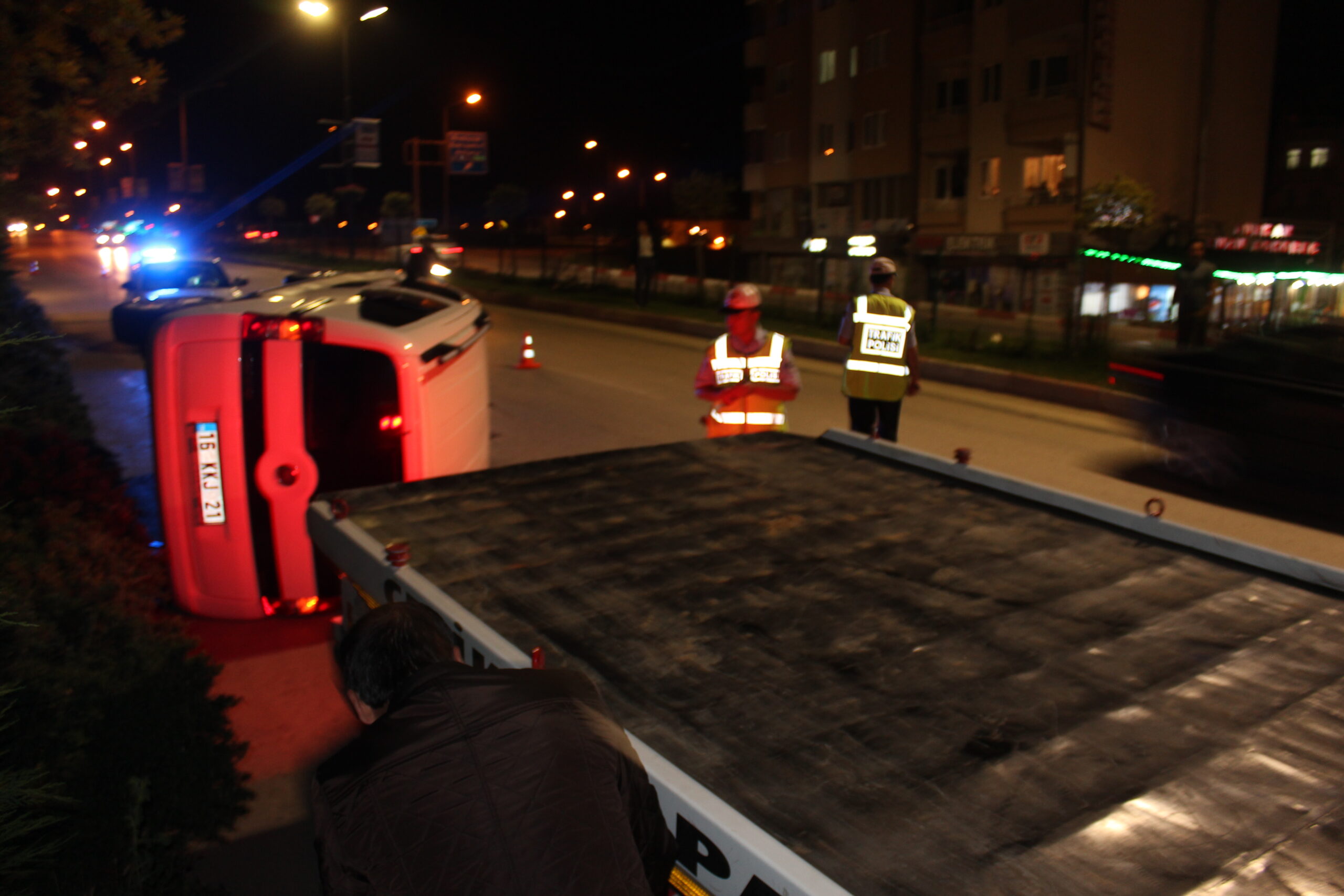 Takla atan aracı polis ve vatandaşlar düzeltti