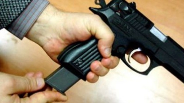 Çıkarıldığı işyerine silahla girmek istedi