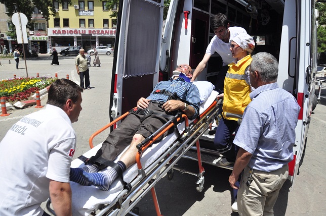 Aracın sıkıştırdığı bisikletli kaza yaptı