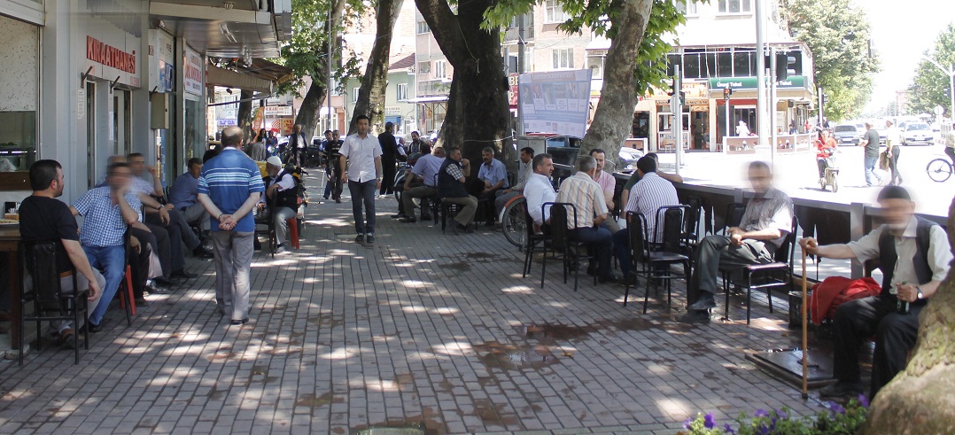 Kaldırım mı çay bahçesi mi?